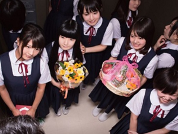 想像してみてください、あなたは教師。10人の純真無垢な●学生と突然エレベーターに閉じ込められたら…。あなたが生きている内にやり遂げたかった10のタブー 2