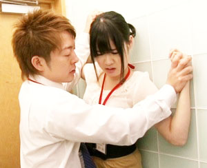 契約社員が社内レイプ