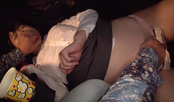 レイトショーで声も出せずイカされた隙に生ハメされた女はスローピストンの痺れる快感に理性を失い中出しも拒めない