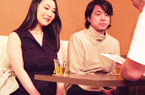 マッサージ師のなすがまま、カーテン越しに上から下まで弄られまくりの人妻たち！！2